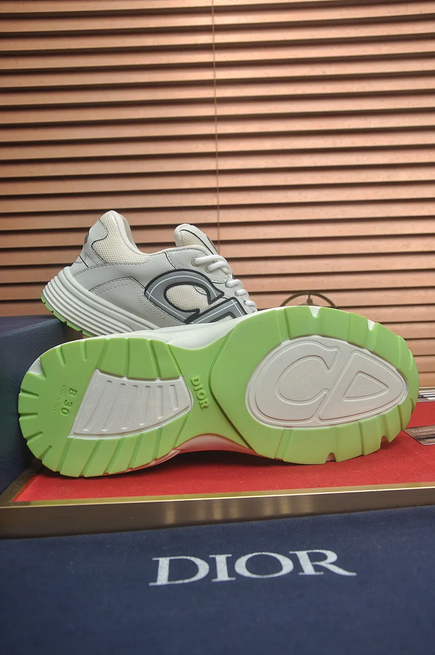 Men's men's shoes 💰: 500💶 (top original order) Brand: Dior (Dior) Standard code: Men's code 38-44 (45 customized) Grade: Same as the official website Material: Top original cowhide spliced ​​together Original wear-resistant and lightweight outsole Style category: Fashionable casual shoes Distinguished luxury brand elements top luxury Color: Actual picture color